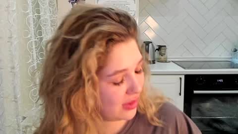 Snapshot of kylieblond chatting on 01-19-25, 08:41 Din online show from 01-19-25, 08:41