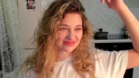 Snapshot of kylieblond chatting on 02-22-25, 08:42 Din online show from 02-22-25, 08:42