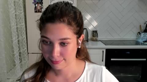 Snapshot of kylieblond chatting on 10-13-25, 08:42 Din online show from 10-13-25, 08:42