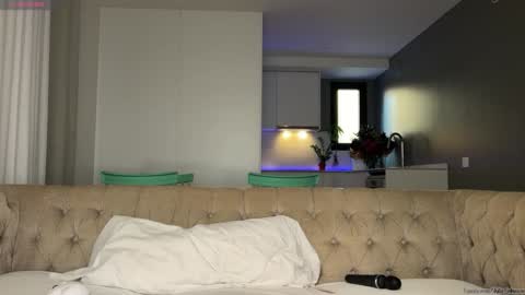 Snapshot of l_0l chatting on 10-27-25, 07:34 Julie online show from 10-27-25, 07:34