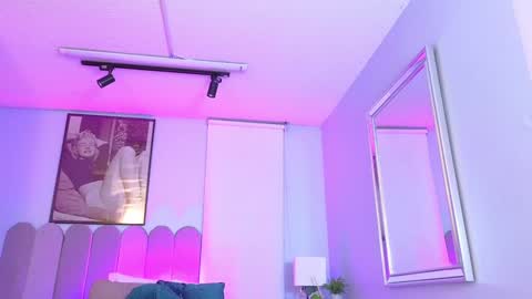 Snapshot of laady_brownn chatting on 01-10-25, 11:33 Cris online show from 01-10-25, 11:33