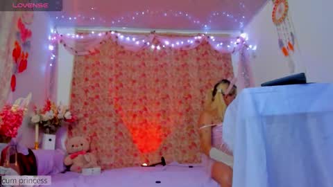 Snapshot of ladenandjuan chatting on 11-22-25, 11:15 Laden And Juan online show from 11-22-25, 11:15