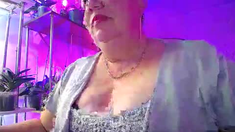 Lady Gloria online show from 10-27-25, 02:32