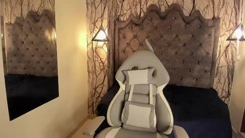 Snapshot of laia_miller_ chatting on 12-17-24, 05:26 Laia online show from 12-17-24, 05:26