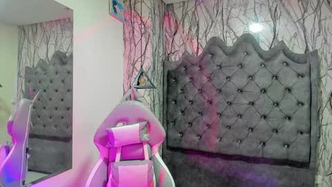 Snapshot of laia_miller_ chatting on 01-21-25, 11:24 Laia online show from 01-21-25, 11:24