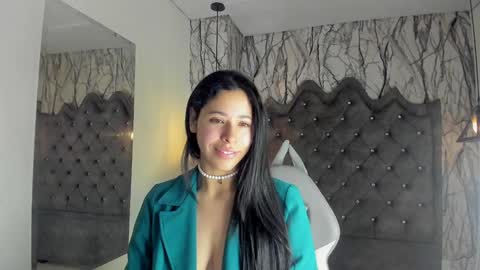 Snapshot of laia_miller_ chatting on 01-30-25, 06:00 Laia online show from 01-30-25, 06:00