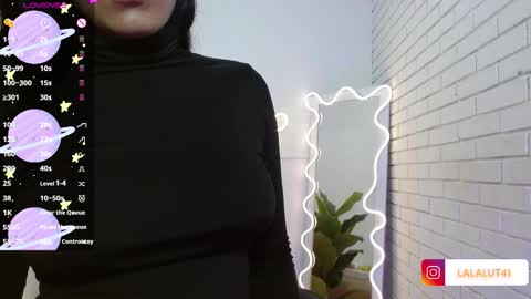 Snapshot of lalalutsy_tay chatting on 10-19-25, 11:44 Lala online show from 10-19-25, 11:44