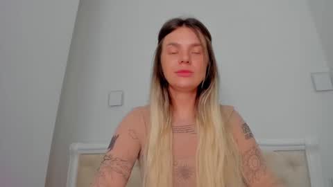 Lallie  online show from 11-04-25, 03:44