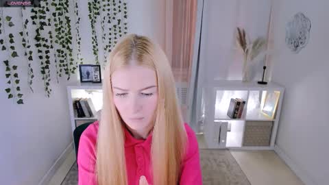 Laly online show from 11-22-25, 11:42