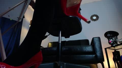 Snapshot of lanadoux_ chatting on 12-27-24, 05:26 Mistress Lana online show from 12-27-24, 05:26