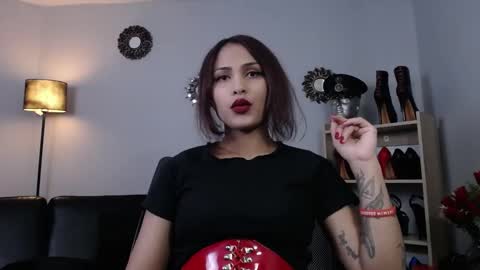 Snapshot of lanadoux_ chatting on 03-05-25, 06:45 Mistress Lana online show from 03-05-25, 06:45