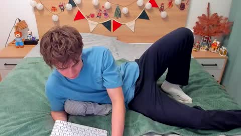 Fandi online show from 12-15-25, 03:38