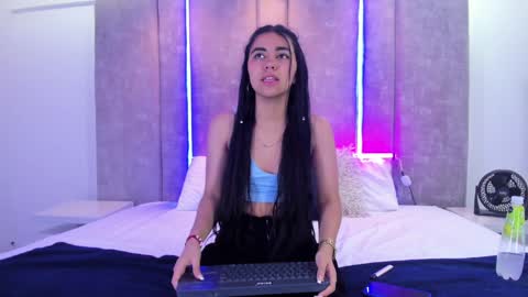 Snapshot of larabrook chatting on 01-22-25, 01:42 Lara online show from 01-22-25, 01:42