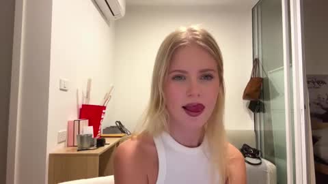 Snapshot of laraineprada chatting on 02-06-26, 10:18 Stella online show from 02-06-26, 10:18