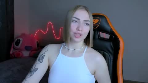 Snapshot of larakrein_lk chatting on 10-23-25, 06:28 LaraKrein lk online show from 10-23-25, 06:28