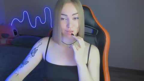 Snapshot of larakrein_lk chatting on 11-17-25, 03:51 LaraKrein lk online show from 11-17-25, 03:51