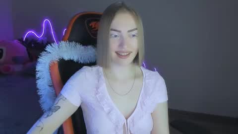 Snapshot of larakrein_lk chatting on 12-15-25, 04:00 LaraKrein lk online show from 12-15-25, 04:00