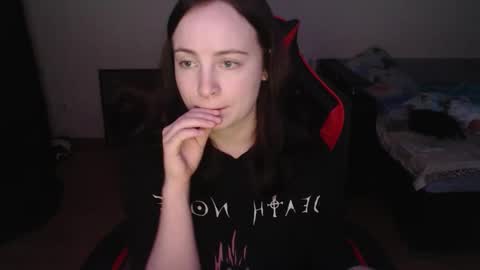 Snapshot of laralianna chatting on 12-15-25, 06:34 Laralianna online show from 12-15-25, 06:34