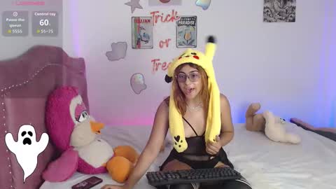 Snapshot of laramucci chatting on 10-31-25, 07:59 laramucci online show from 10-31-25, 07:59