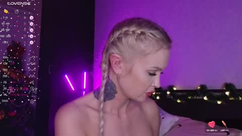 Snapshot of larine_morgan chatting on 12-30-24, 02:40 LarineGMT7  UTC6  online show from 12-30-24, 02:40