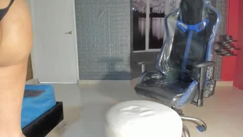 Snapshot of larossx chatting on 10-23-25, 08:40 online show from 10-23-25, 08:40