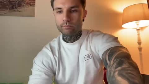 Snapshot of larsskeet chatting on 11-21-25, 02:05 larsskeet online show from 11-21-25, 02:05