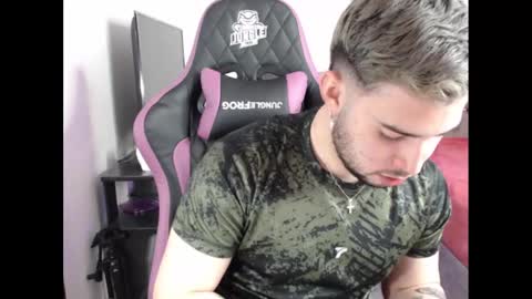 Snapshot of latam_ chatting on 12-15-24, 12:18 YOUR BABY online show from 12-15-24, 12:18