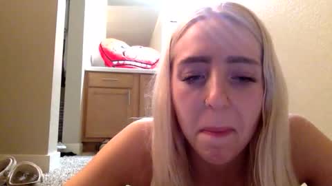 Snapshot of latenightkash chatting on 02-24-26, 08:45 Roxy blue online show from 02-24-26, 08:45