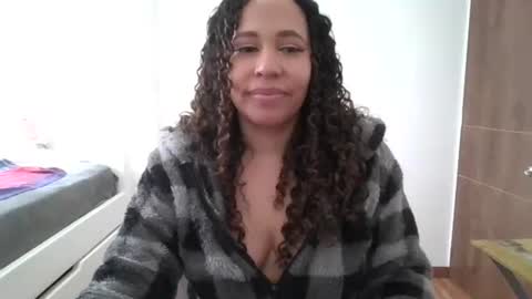 Snapshot of latina_hot84 chatting on 06-05-26, 03:18 Mercedes online show from 06-05-26, 03:18