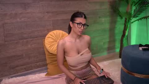 Snapshot of latinaloco chatting on 09-25-25, 04:54 Latina online show from 09-25-25, 04:54