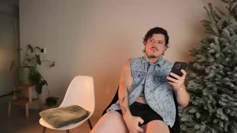 Snapshot of latineat chatting on 11-23-25, 08:14 beltran online show from 11-23-25, 08:14