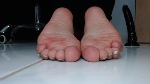 Snapshot of latinfeetqos chatting on 12-26-24, 06:41 Martina April online show from 12-26-24, 06:41