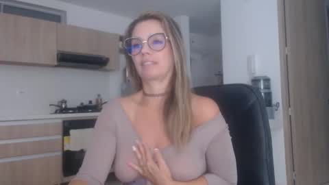 latinpaprika online show from 10-25-25, 11:07