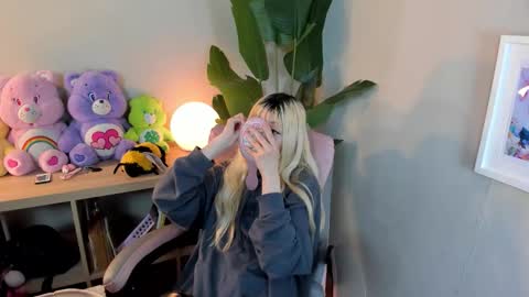 laukyubey1 online show from 10-27-25, 08:46