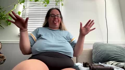 LauLauMa online show from 01-17-25, 03:43