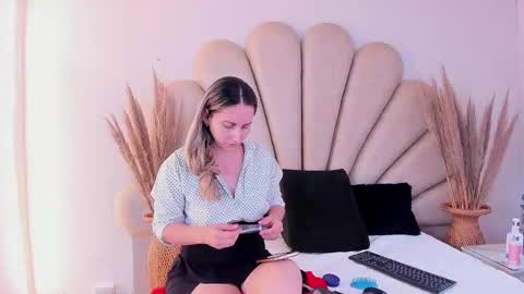 Snapshot of laura__martiinez chatting on 10-17-25, 01:03   online show from 10-17-25, 01:03