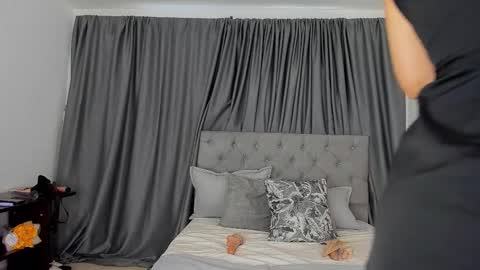 Snapshot of laura__martiinez chatting on 11-27-25, 12:51 online show from 11-27-25, 12:51