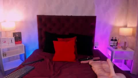 Laura Bassi online show from 03-12-25, 08:41