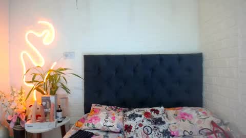 LAURA online show from 04-02-26, 04:26