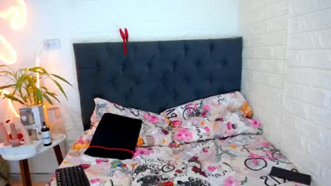 LAURA online show from 04-07-26, 04:18