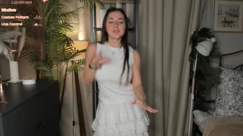 Snapshot of laura_mutti chatting on 11-15-25, 02:24 Samantha online show from 11-15-25, 02:24