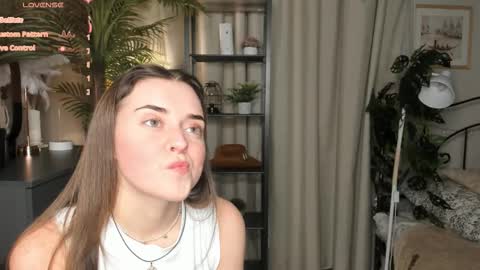 Snapshot of laura_mutti chatting on 11-17-25, 03:51 Samantha online show from 11-17-25, 03:51