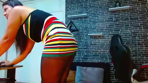 Snapshot of laura_nataly chatting on 01-18-25, 10:39 Laura online show from 01-18-25, 10:39