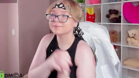 Snapshot of lauraaa_smith chatting on 02-03-26, 09:58 Laura online show from 02-03-26, 09:58