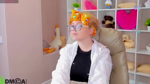 Snapshot of lauraaa_smith chatting on 02-05-26, 09:25 Laura online show from 02-05-26, 09:25