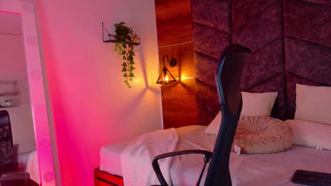 lauraagomezz__ online show from 10-16-25, 07:48