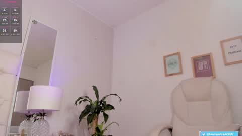 Snapshot of lauraamber_ chatting on 02-08-25, 11:22 LAURA online show from 02-08-25, 11:22