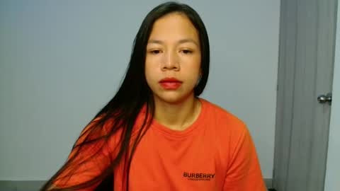 lauracb          online show from 03-18-26, 07:11