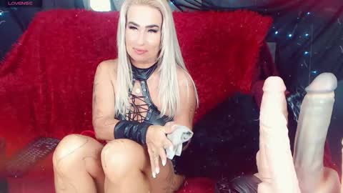 Snapshot of lauracrystall chatting on 09-19-25, 06:52 LauraCrystall online show from 09-19-25, 06:52