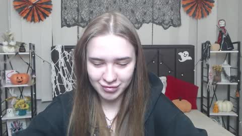 LauraHlot online show from 10-28-25, 06:21